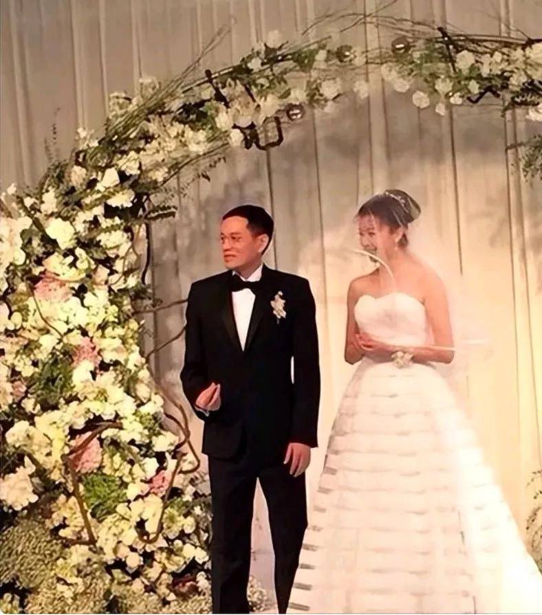 孙菲菲否认整容失败,而是生病所致,如今相貌变化更大