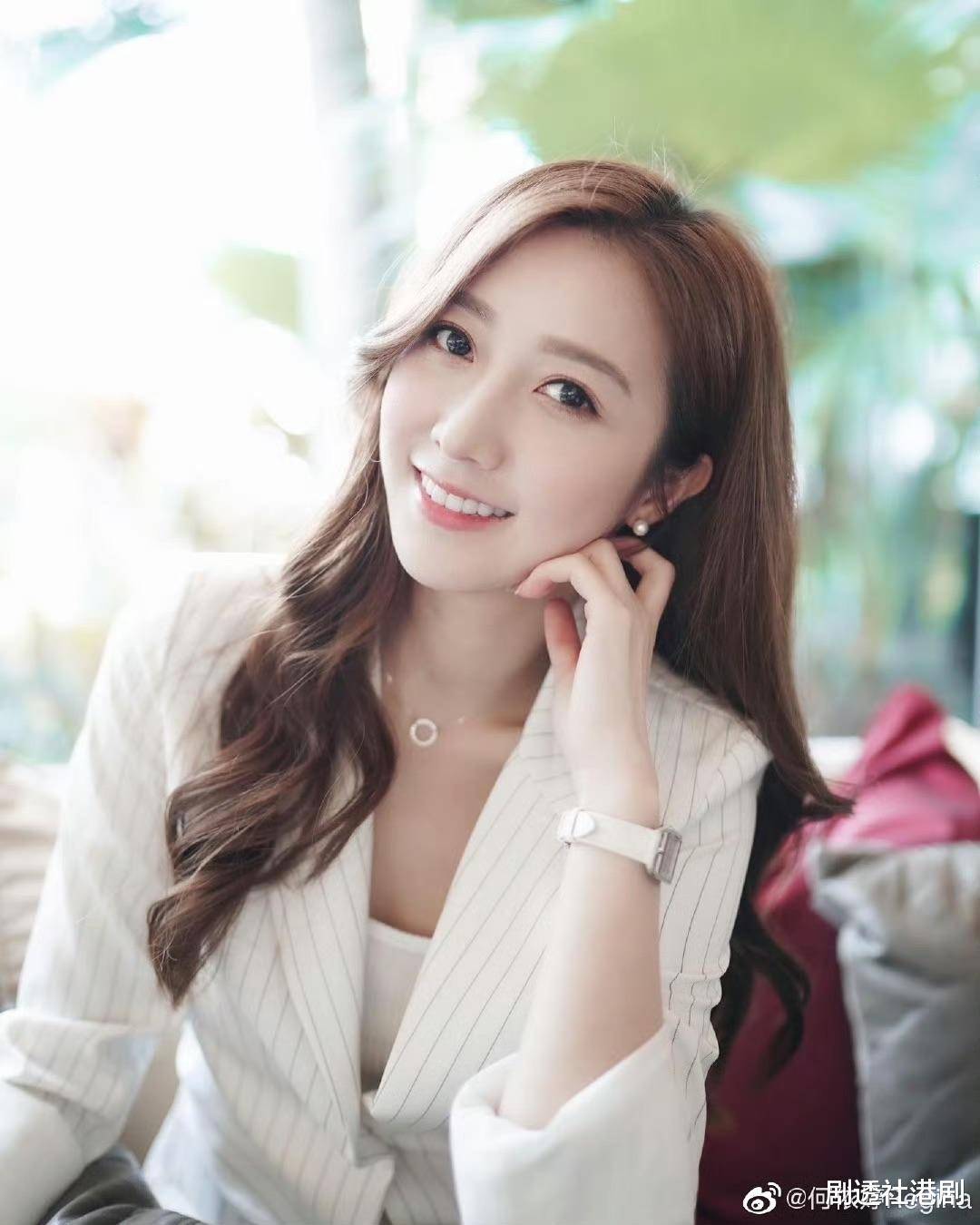 下半年将要和观众见面的新剧《金式森林》中也有何依婷的身影她在剧