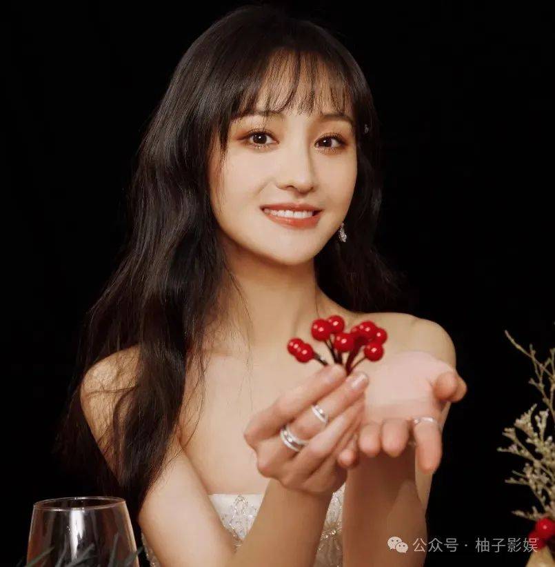 34岁郑爽晒美国过节照,穿白色抹胸裙仍嫩似少女,吃水果沙拉没有烟火气