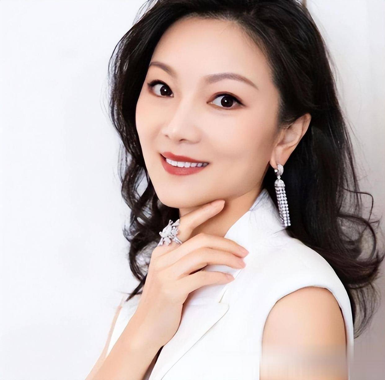 "狠人"陈婷:隐忍10年当张艺谋的贤内助,风光背后有艰辛