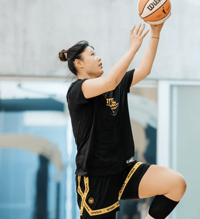 李月汝WNBA交易申请：中国球员的强硬反击与历史性突破