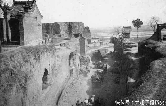 虽然轿子的体积不大,但承载着一位成年男性的重量,想来也是相当沉重