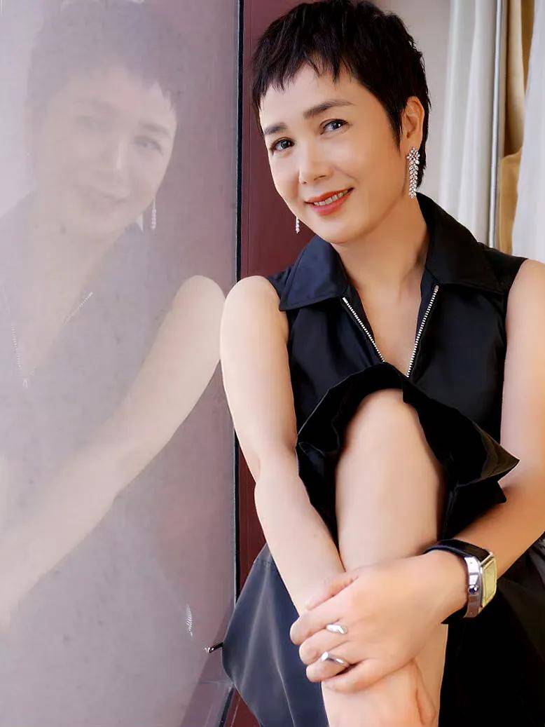 蒋雯丽:嫁导演丈夫生下一儿子,收养一女儿,和和美美
