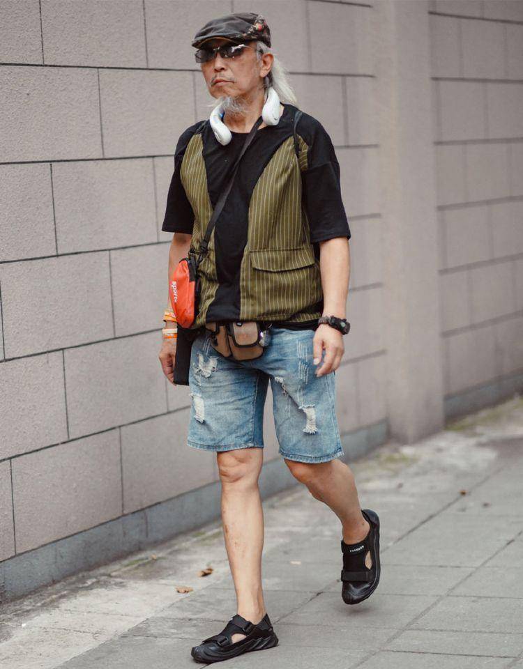 七八十岁男人,避免"汗衫 大短裤",显老显邋遢,穿搭更显年轻
