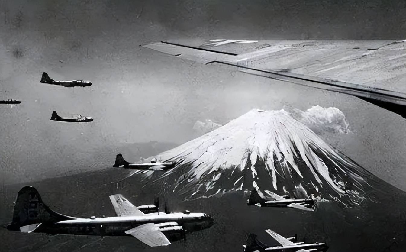 东京大轰炸有多惨烈?美军最疯狂的复仇,60万日本人被烧成黑炭