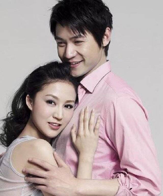 鲍蕾鲍莉逛街合影,郭京飞陆毅时髦现身,13岁儿子罕见亮相