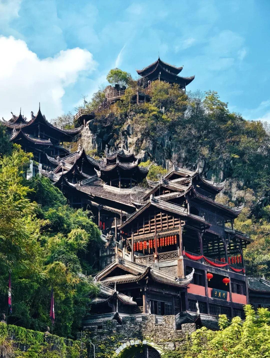 重庆又一县城火了,有"中国最大苗族建筑群",却低调的让人心疼