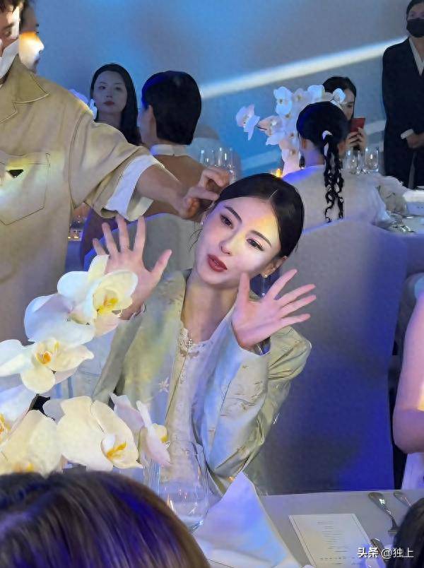 原创            45岁张柏芝与网红合影，下一秒她无意的举动，暴露真实人品