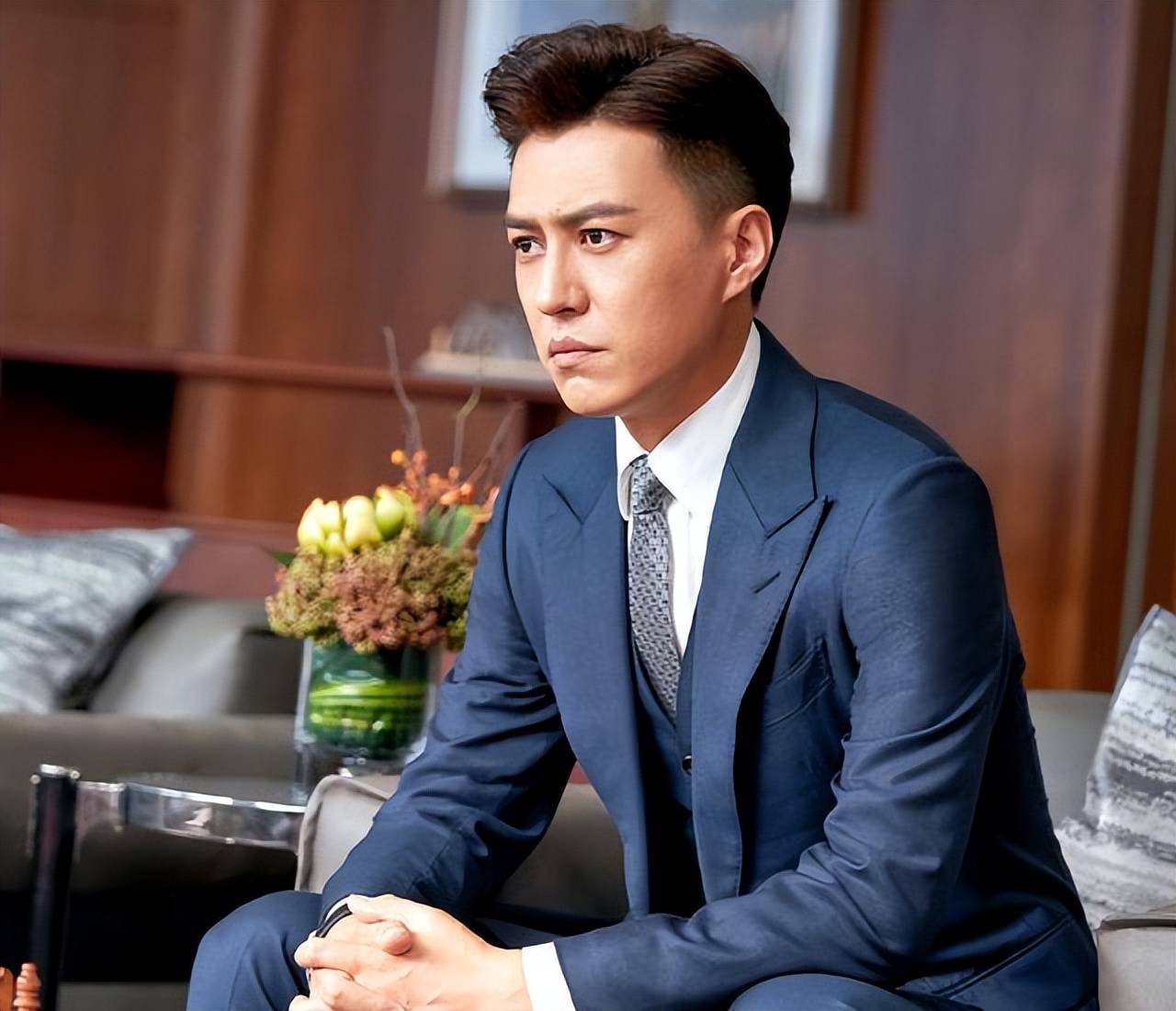 年近半百靳东时髦造型,西装搭牛仔裤,绅士范十足,霸道气质尽显!