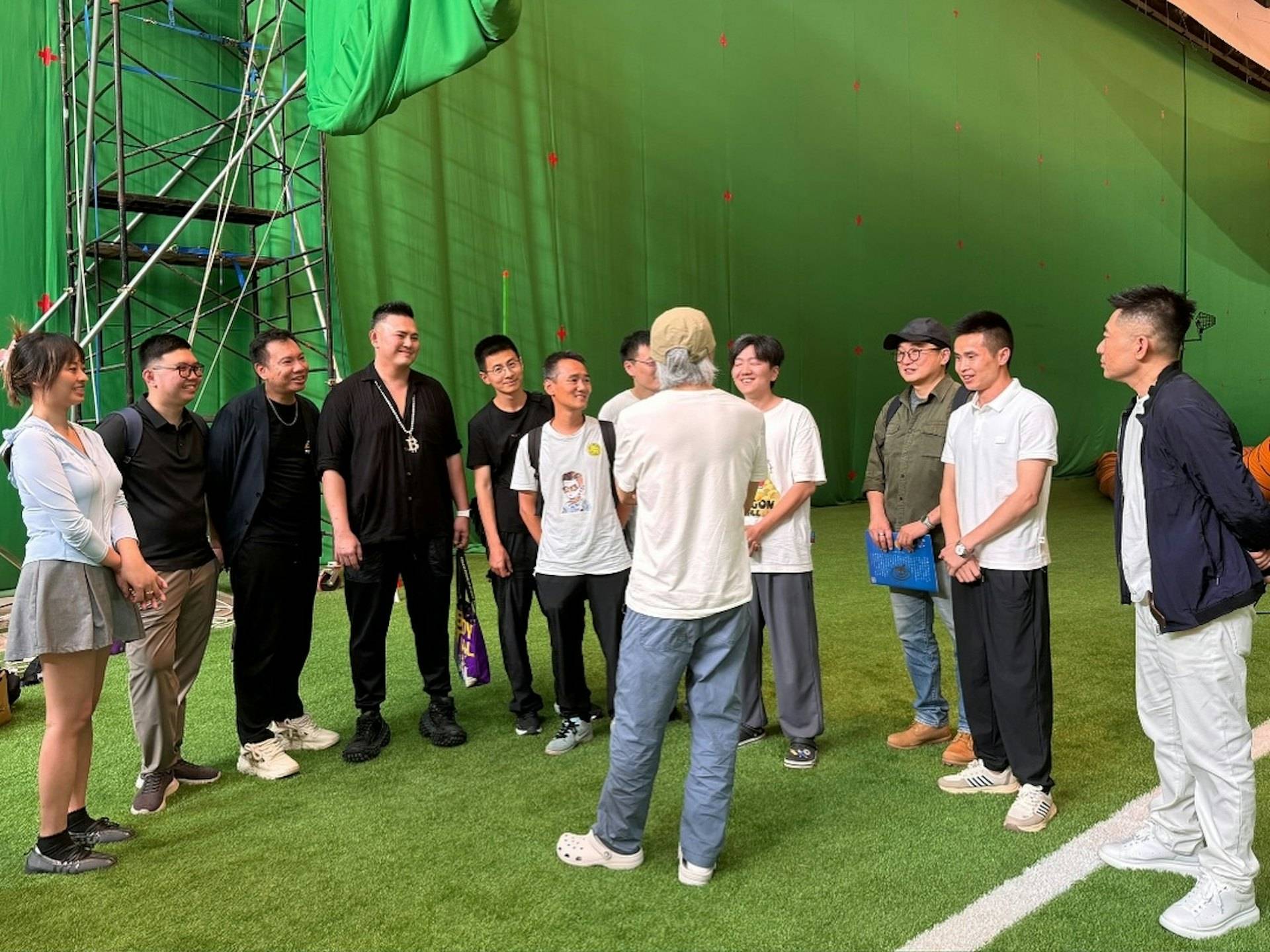 周星驰晒女足片场照,弯腰签名接待粉丝,满头白发显疲惫