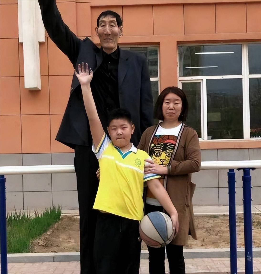 中国第一巨人鲍喜顺的儿子:如今15岁身高一米七多,与常人无异