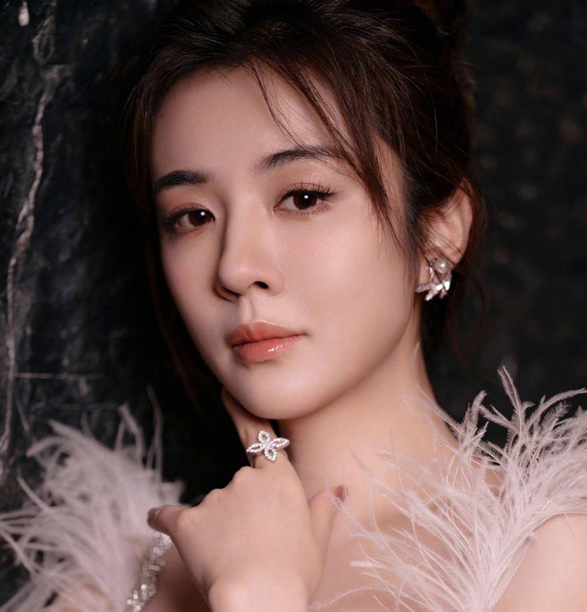俞灏明官宣结婚后王晓晨晒美照与玫瑰花怀孕传闻也不攻自破