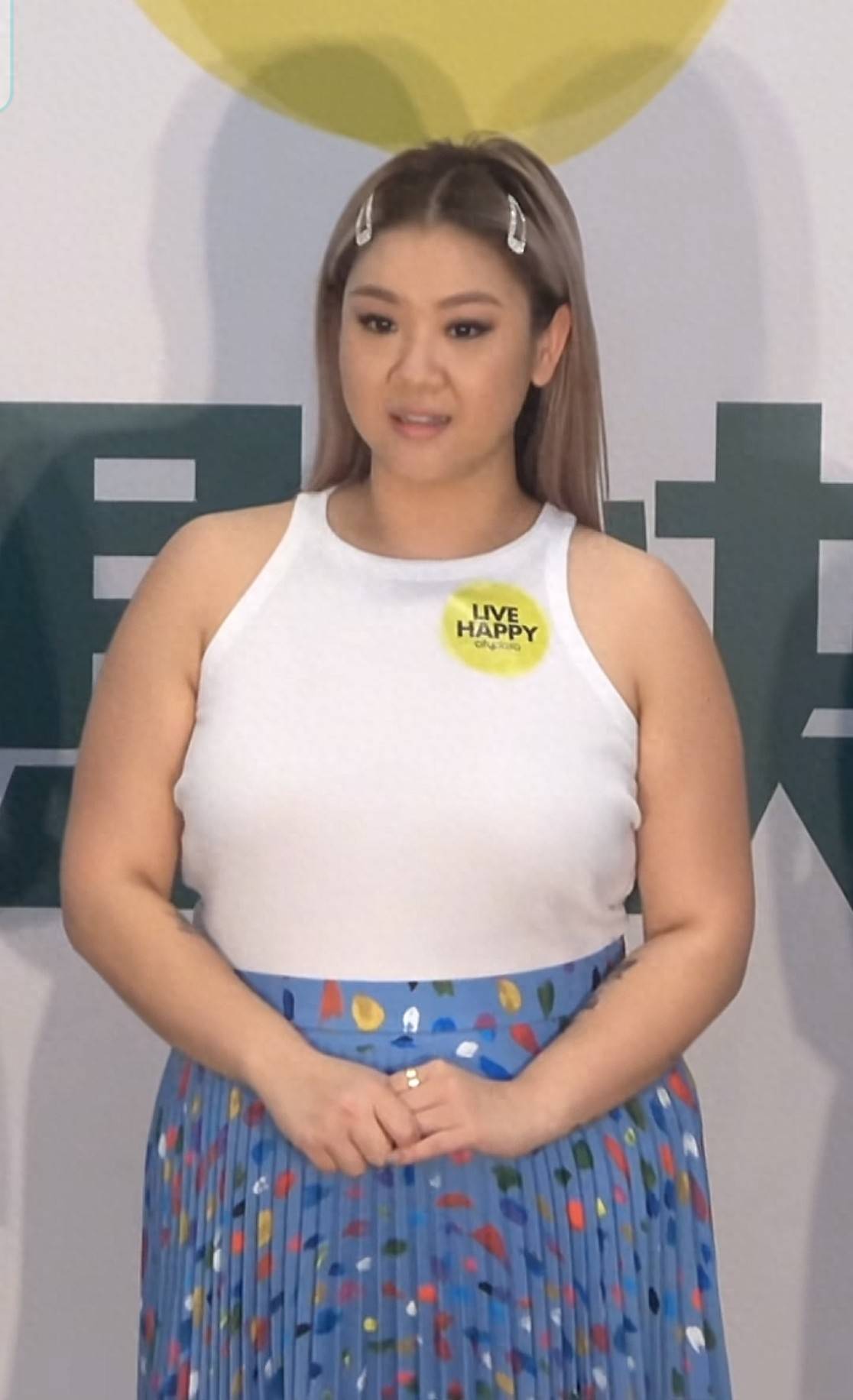 郑欣宜北京游玩,牛仔服 鼻环造型,暴瘦后显憔悴模样