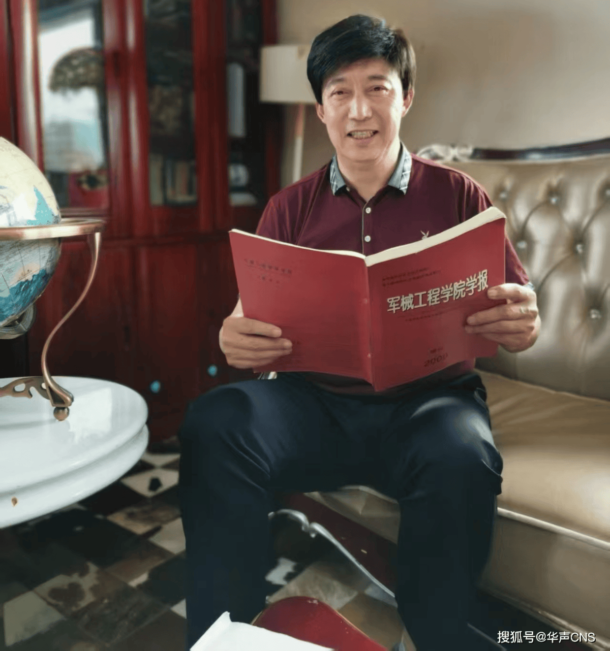 摩擦同种物质竟能起电？中国学者周江华执着求证33年 成果发表