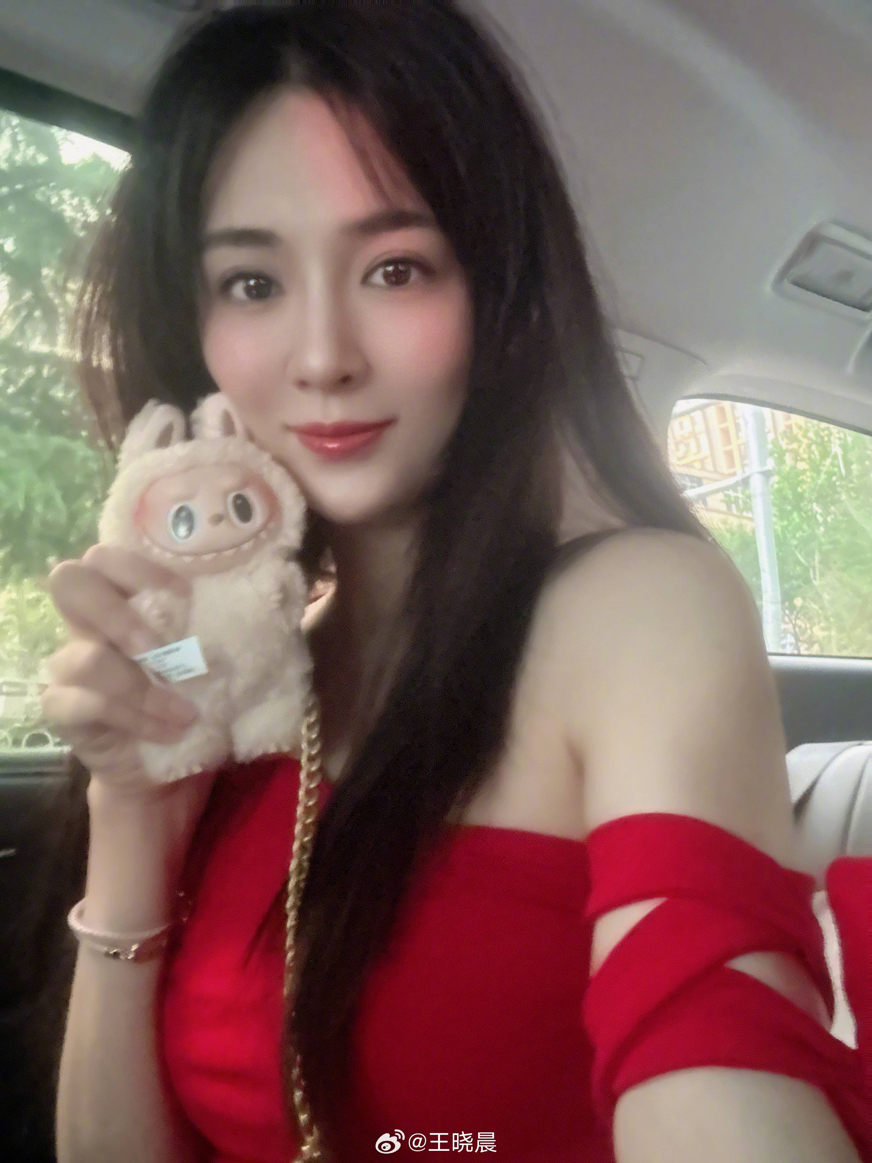 王晓晨晒图疑回应怀孕传闻被俞灏明网络逼婚二人恋情告急?