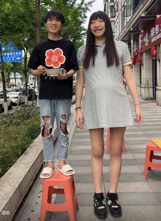 四川女巨人身高2.10米,和1.68米重庆小伙未婚先孕,如今怎样