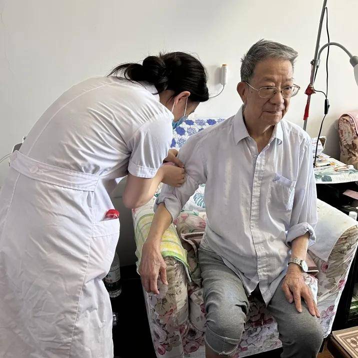 北京301医院营养科专家团队走进燕达养护中心