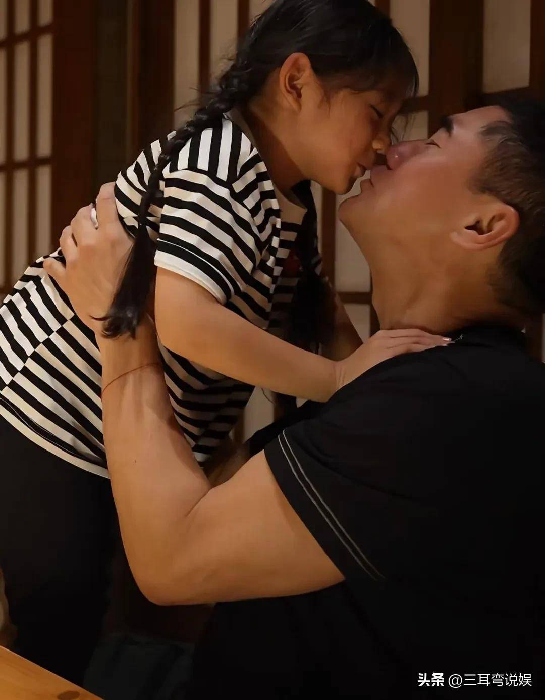 吴大维对妻子的保护也非常到位,几乎从不公开妻子的照片,而这次妻子在