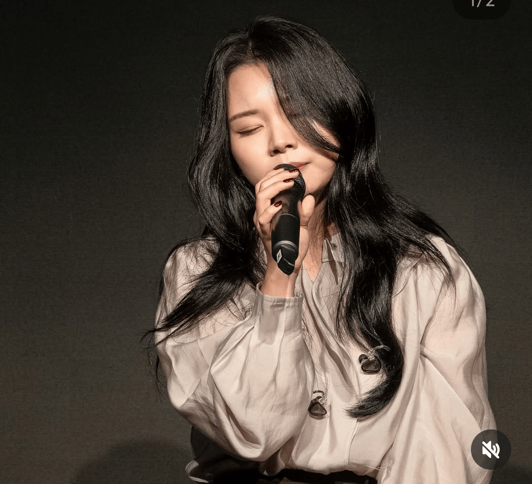 韩国娱乐圈又爆大瓜,31岁女歌手惨遭明星老公出轨,还不停家暴她