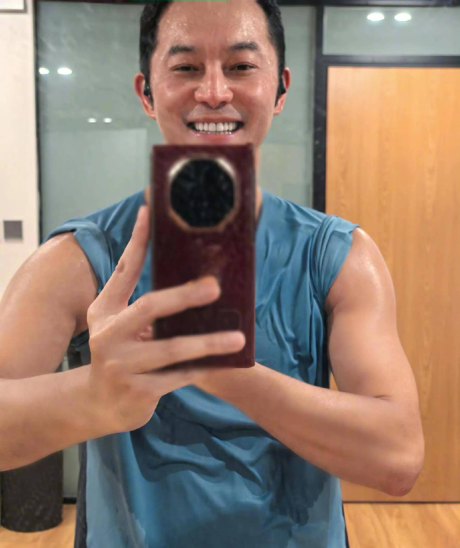 沙溢父亲节晒健身照,衣服被汗水打湿,浑身腱子肉,不留胡子真帅