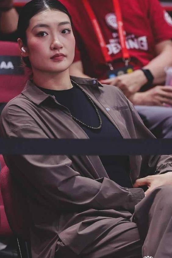 李梦因伤缺席亚洲杯，中国女篮如何应对挑战？