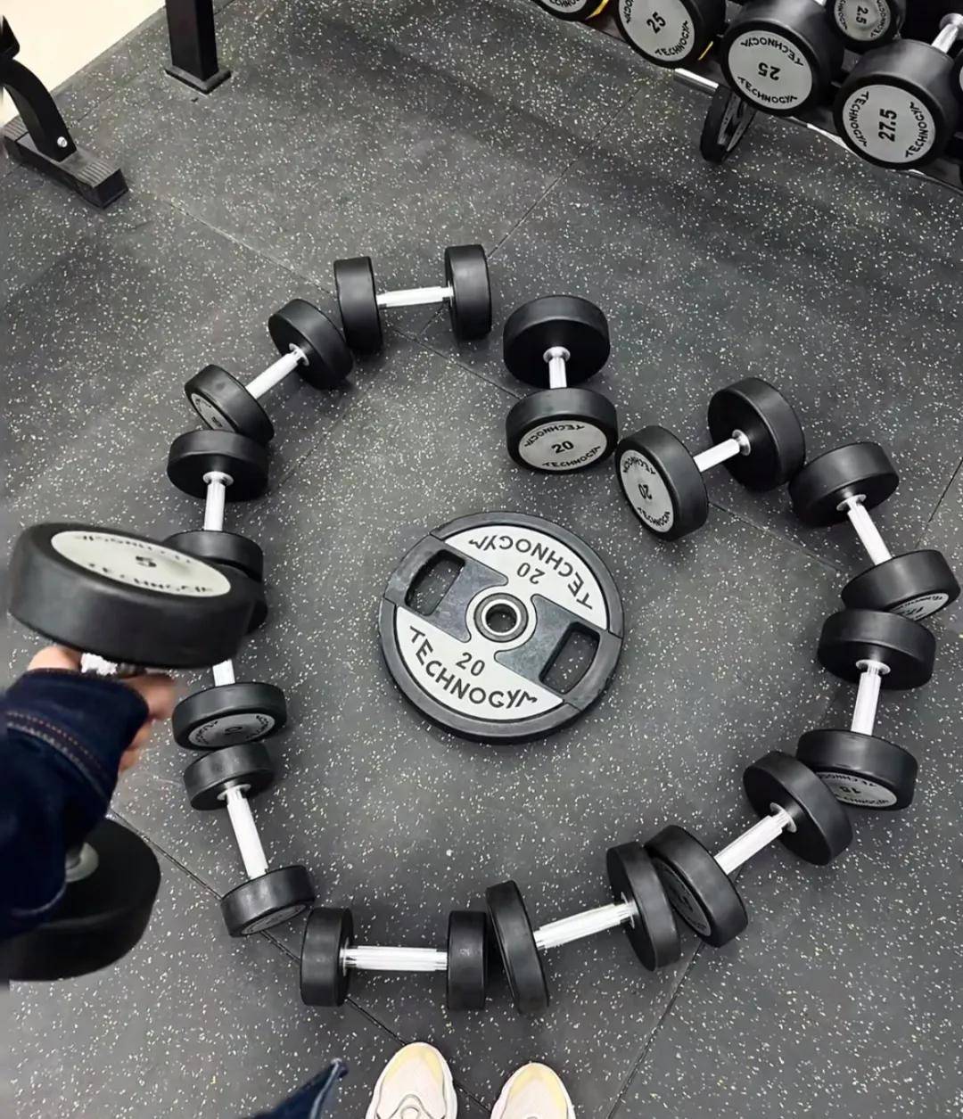 ▼恋爱脑在健身房摆的哑铃都是心形的蒜鸟～蒜鸟～周三快乐啊~嗨~我