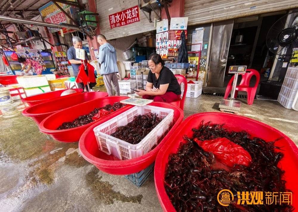 小龙虾价格亲民 南昌市民实现“吃虾自由”