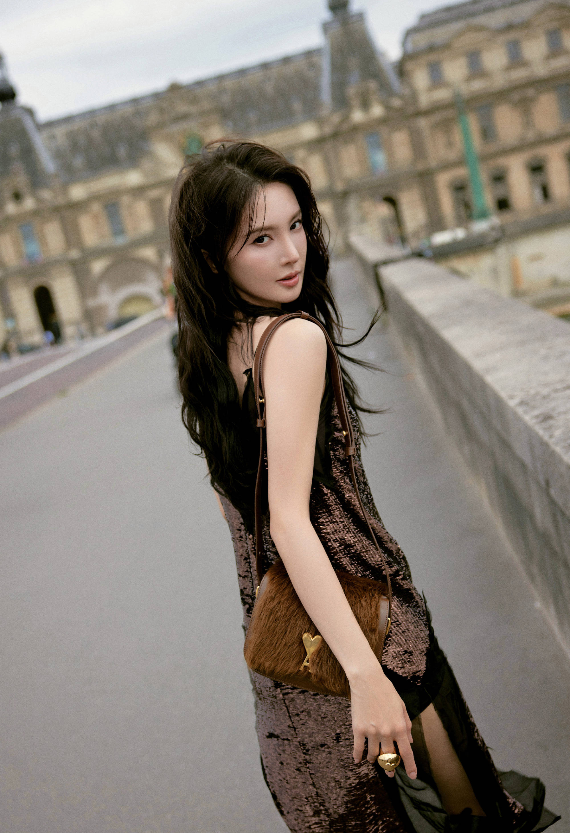 金晨塞纳河畔写真曝光,深v吊带亮片长裙,尽显高贵冷艳妩媚魅力
