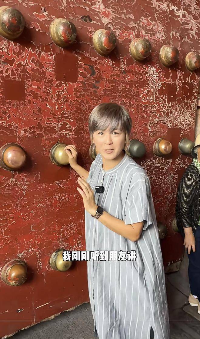 回国现身北京,休闲打扮游故宫,遇路人主动合照