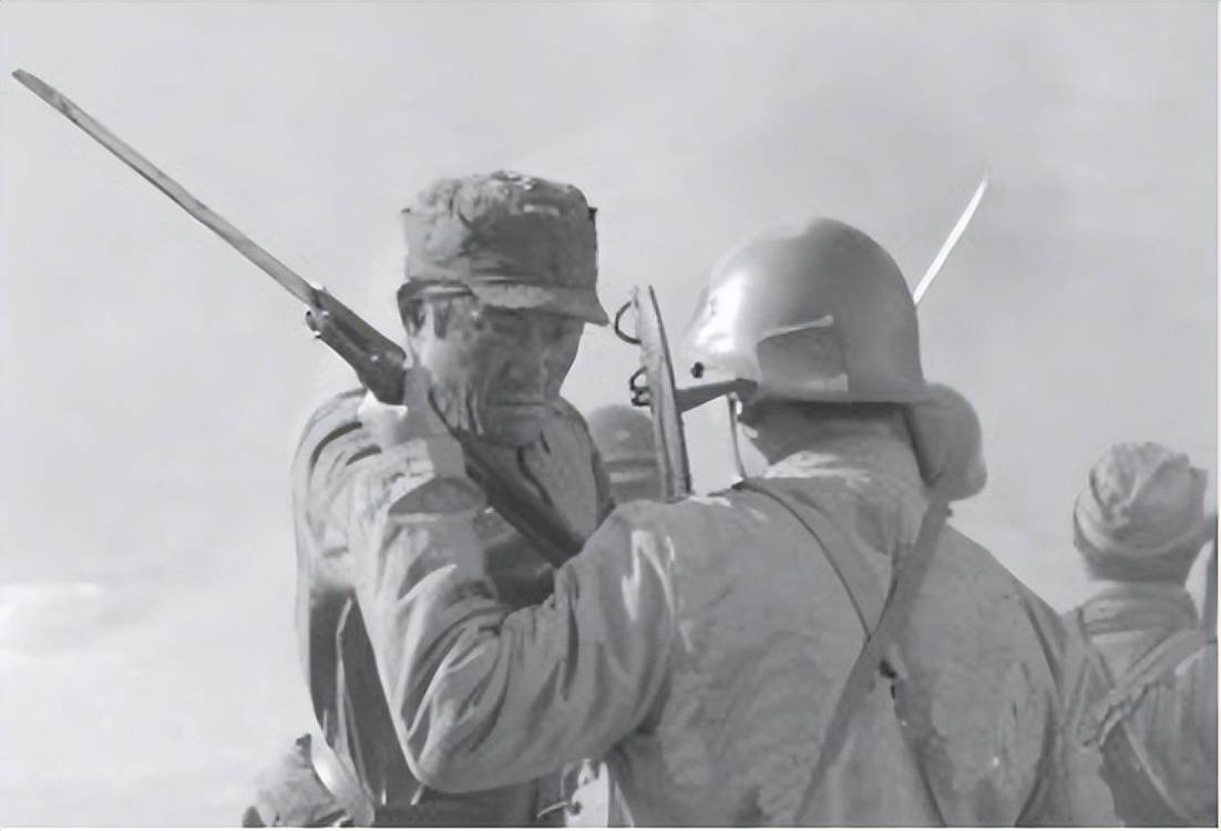 50名八路与9日军拼刺刀,被刺倒一片,杨成武无奈:每班配一支矛