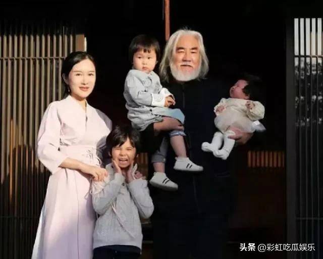 张纪中夫妇甘肃旅游，杜星霖身材走样，生图与精修图差异明显_张纪中夫妇甘肃旅游，杜星霖身材走样，生图与精修图差异明显_