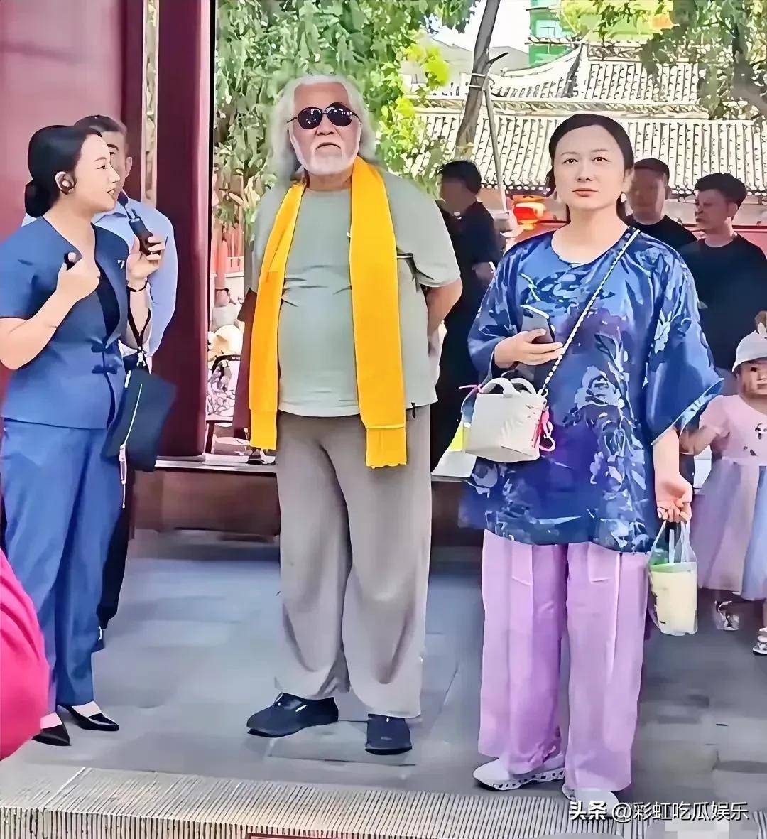 张纪中夫妇甘肃旅游，杜星霖身材走样，生图与精修图差异明显__张纪中夫妇甘肃旅游，杜星霖身材走样，生图与精修图差异明显