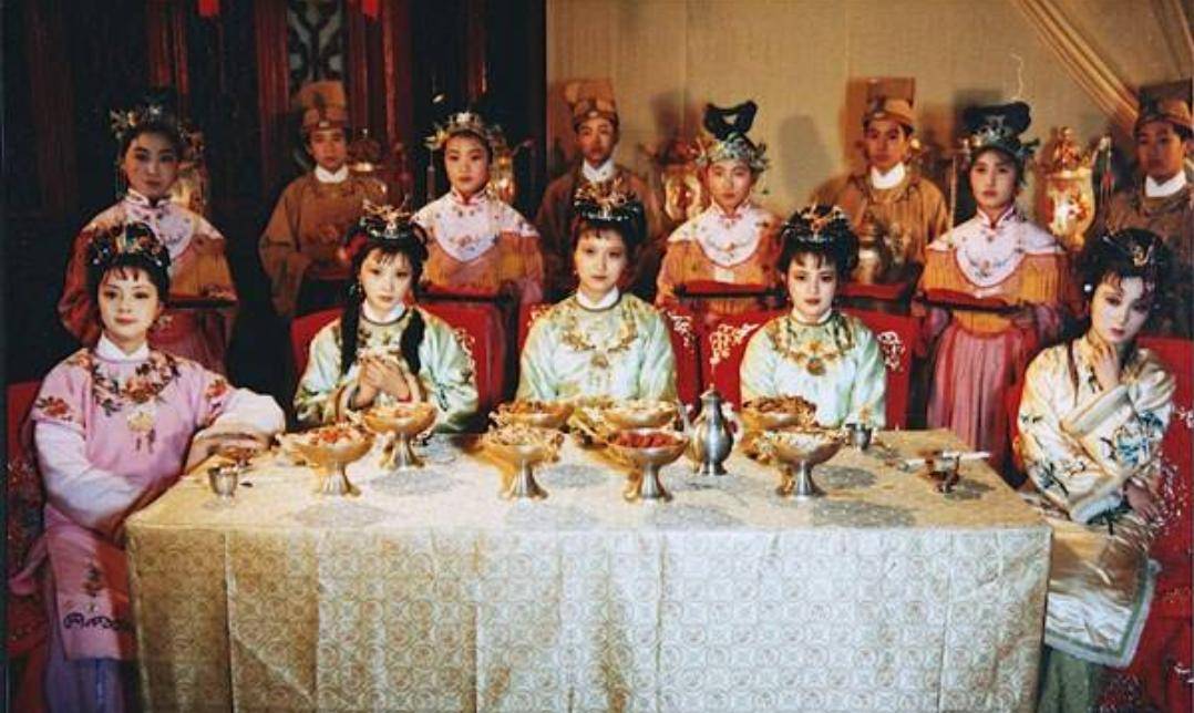 真事隐真相一:贾府元宵演八义,暗藏家国血泪,是全书大转折