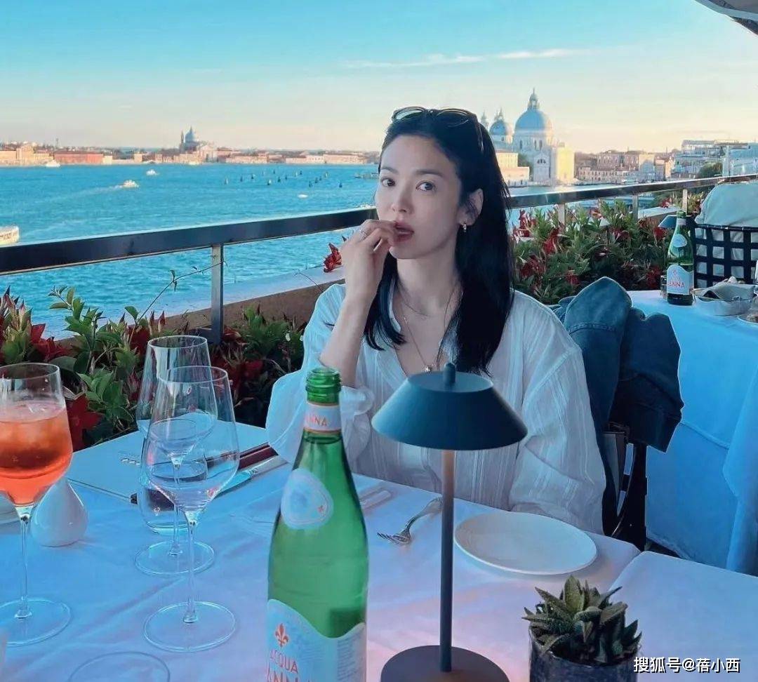 _杨幂半身裙穿搭_杨幂白衬衫开叉裙