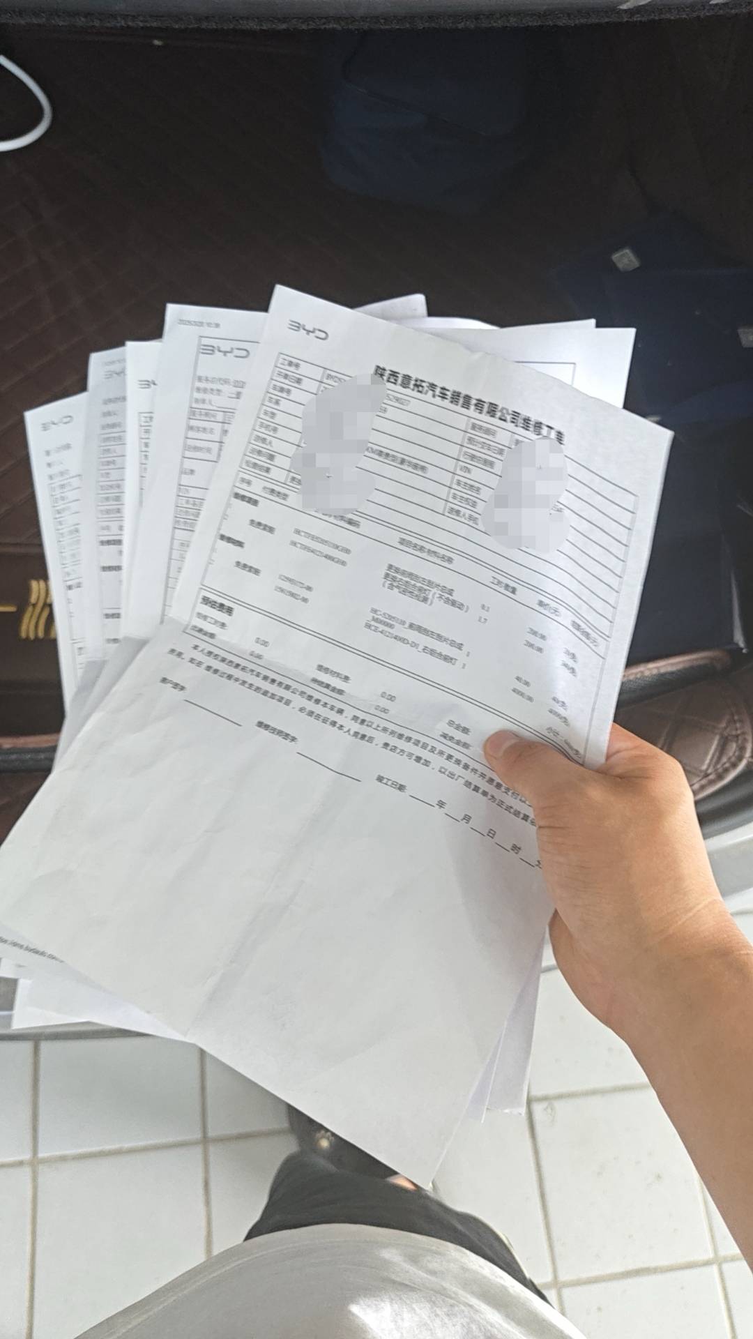 “高速大灯熄灭、车门打不开、倒车突黑屏”：车主称比亚迪汉新车故障频出，退车经销商要扣折旧费