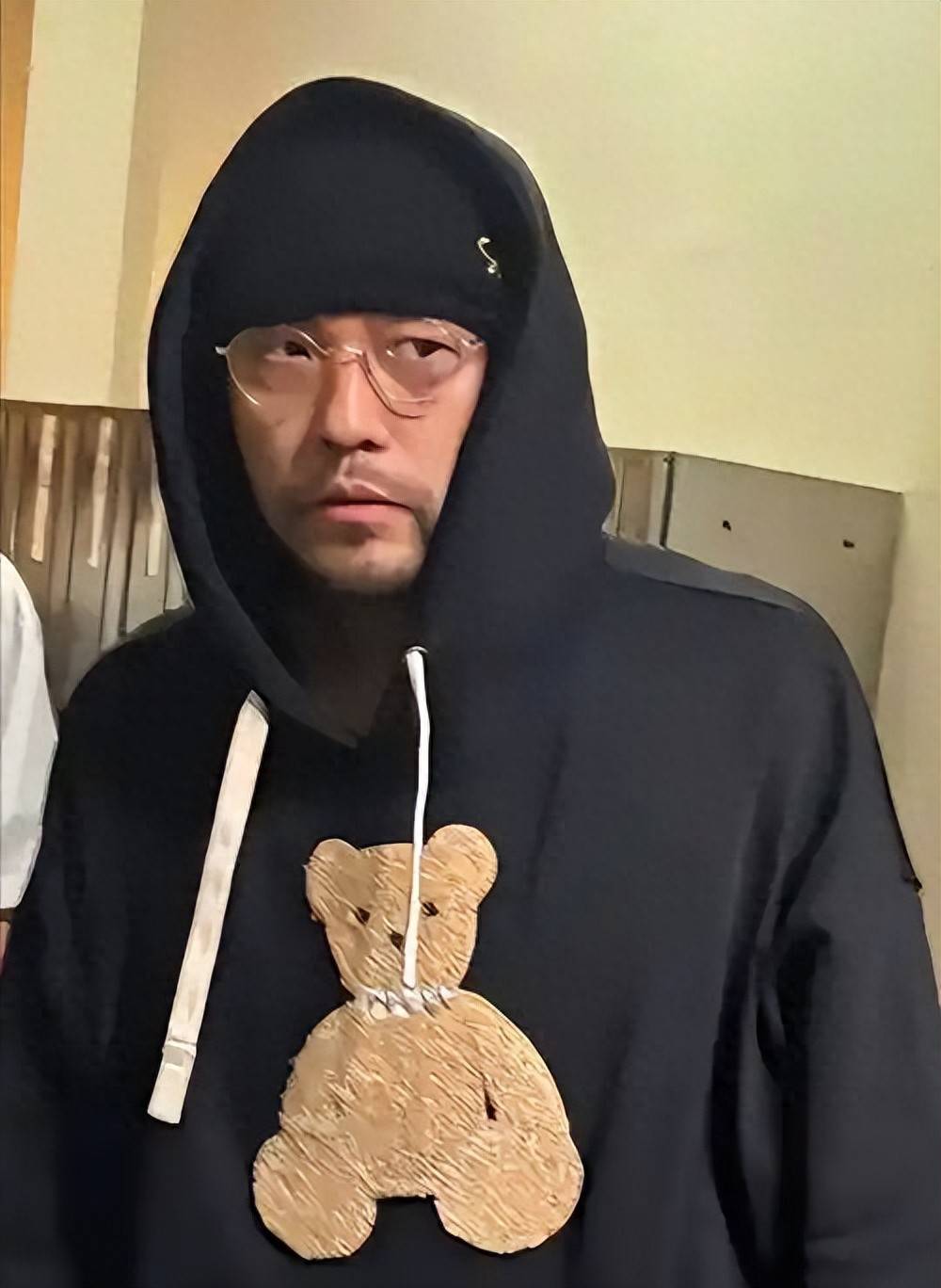 面相都变了!46岁周杰伦近况堪忧,走路靠搀扶,已确诊不死癌症