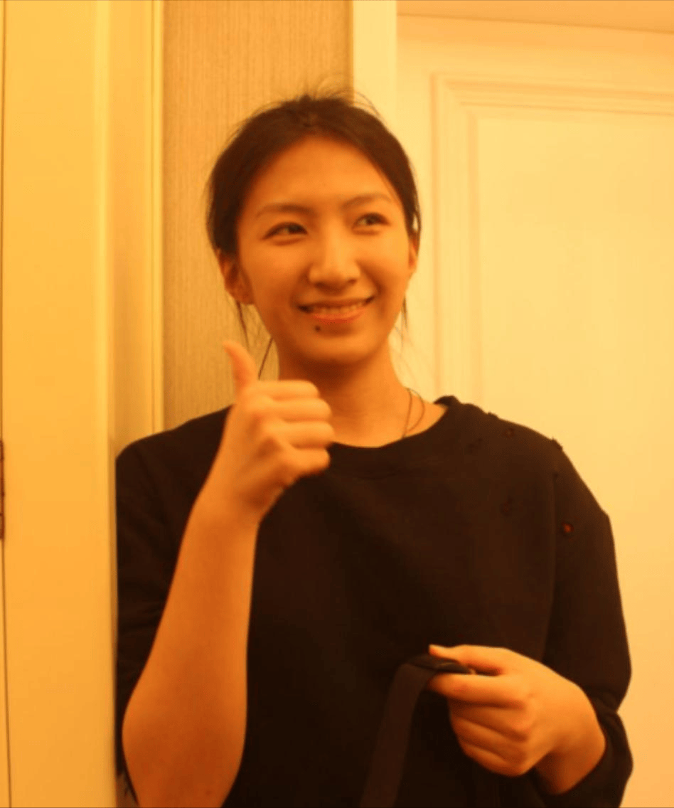 57岁胡军带家人聚餐,16岁儿子身高超爸爸,女儿也超过180厘米了