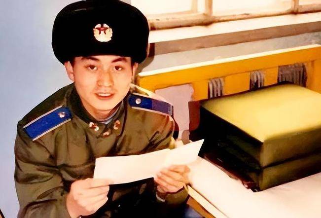 叶光富大校出身贫寒，妻子身份显赫，颜值超高，一双儿女都是学霸