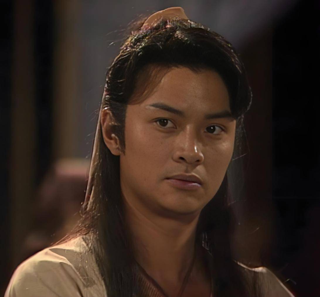 二,江华——《我和春天有个约会》尹天照是亚视的当家小生之一,他