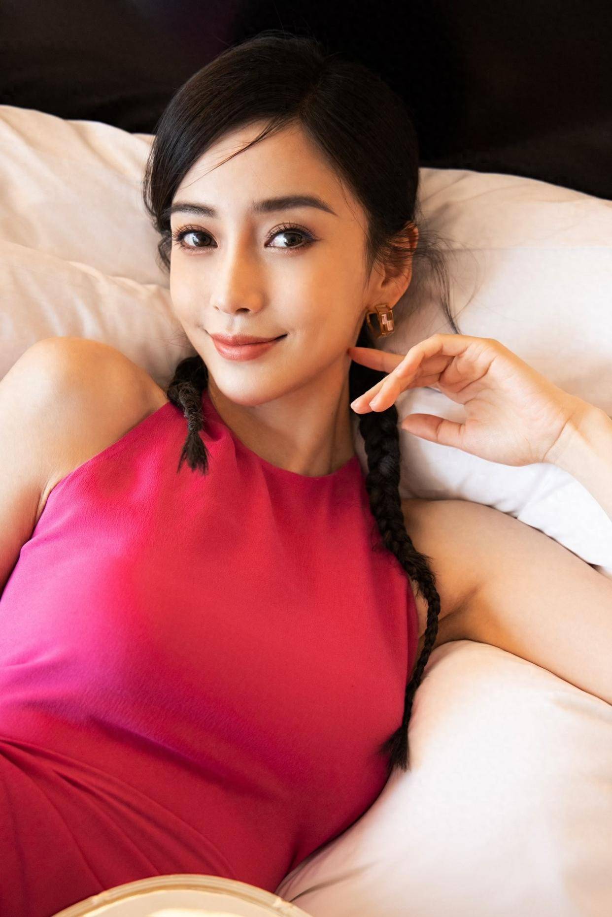 这哪是人间玫瑰分明就是纯欲天花板