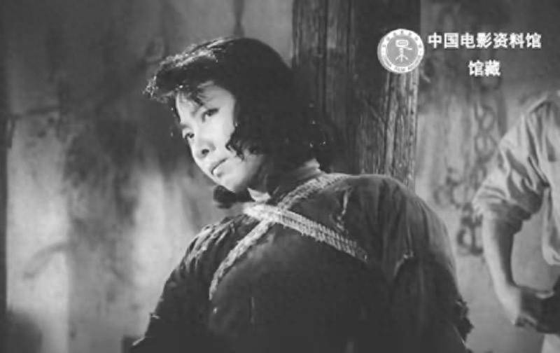 此时,江姐的双手双脚已经被沉重的铁链锁住,她经历了几乎所有的酷刑