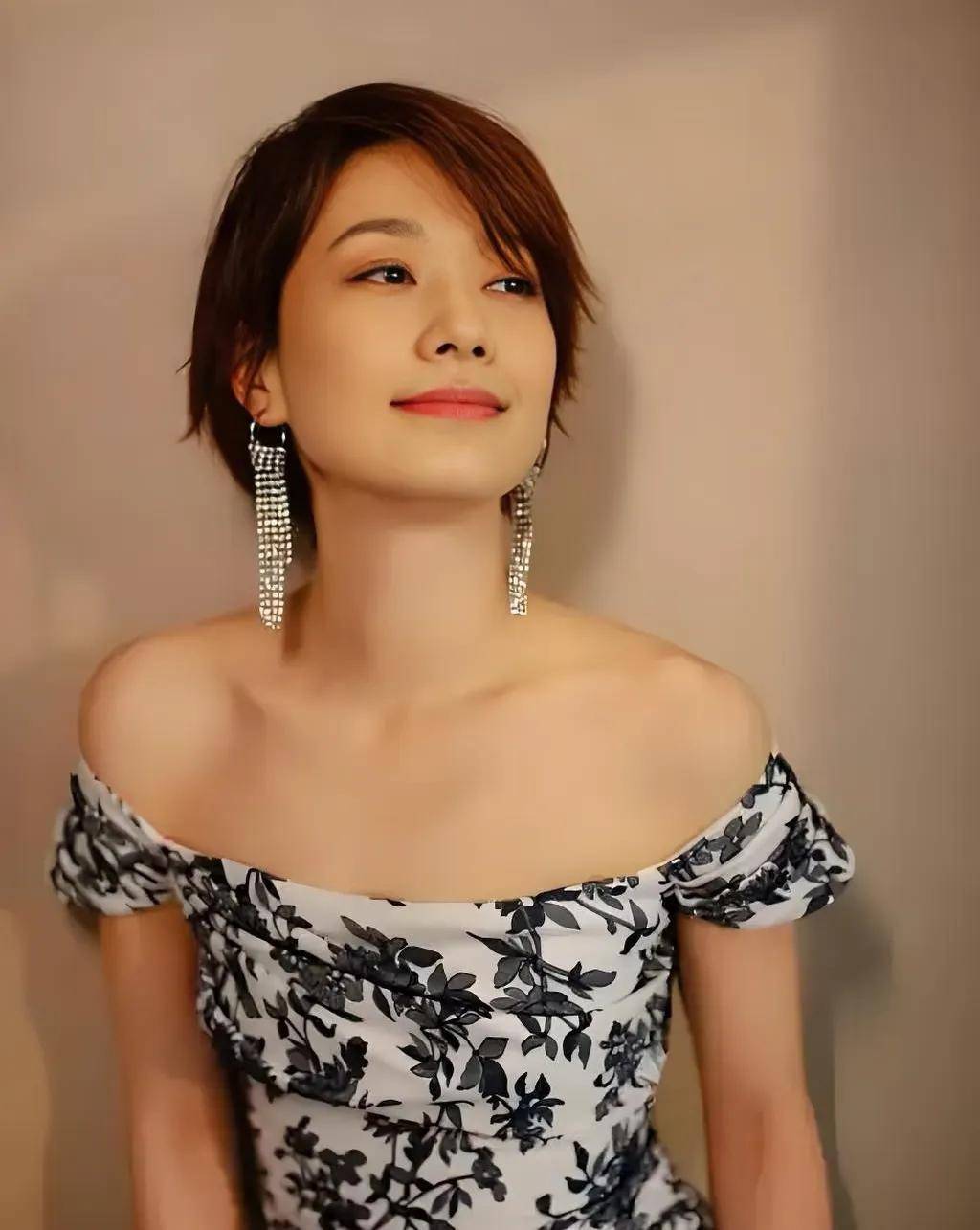 马伊琍惊艳亮相,藏蓝蕾丝西服,尽显优雅与干练风范