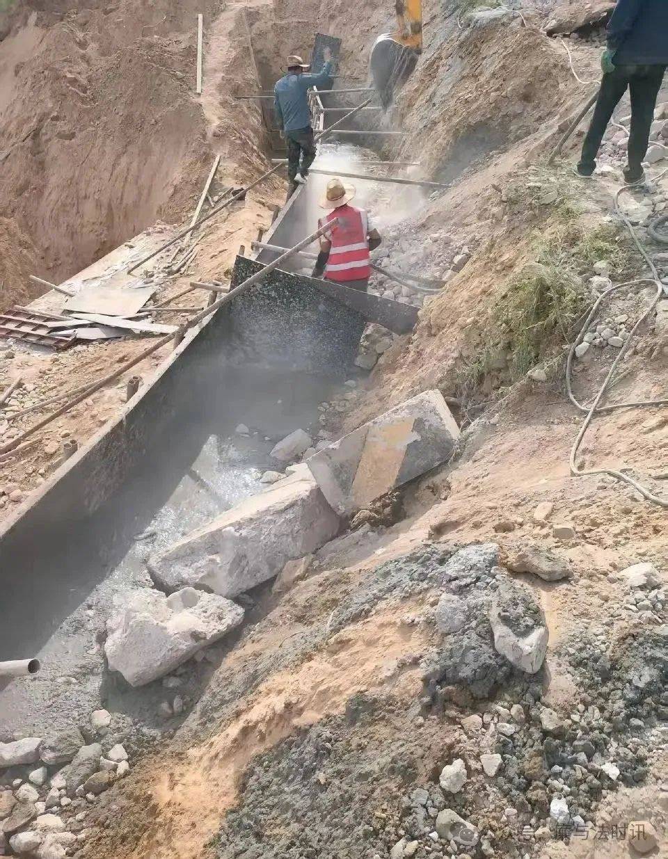 兴县枣林坡村至疙瘩上乡沿线护坡工程:偷工减料的黑色链条(图1)