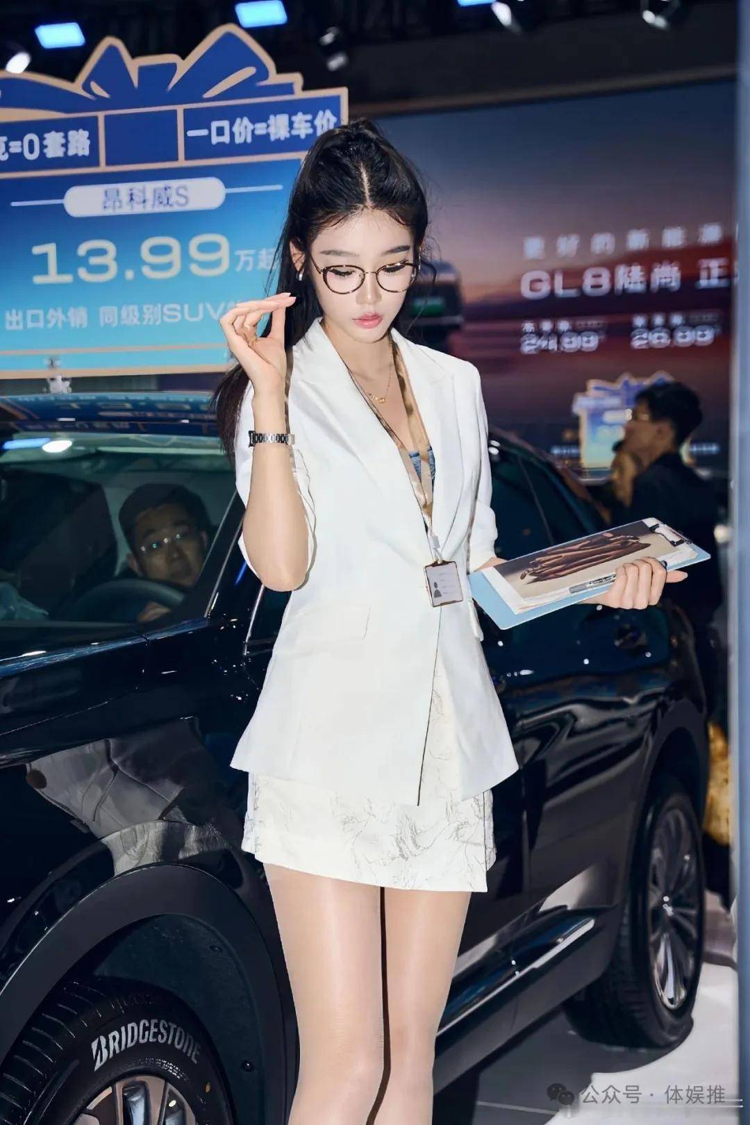 西装裙 裸色高跟,这丝袜腿我直接签合同!