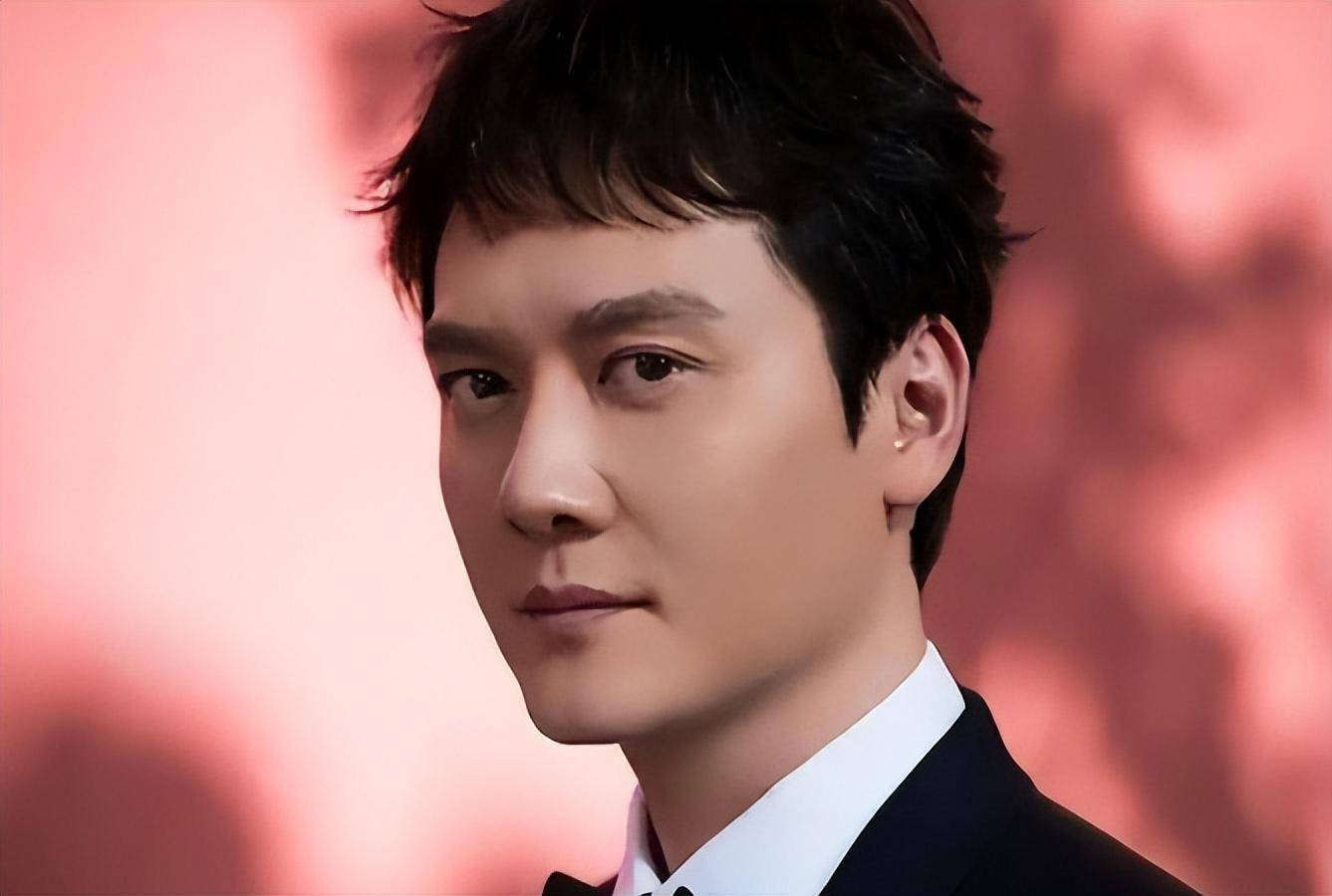 冯绍峰新恋情曝光!小19岁网红女友一脸科技感,比赵丽颖差远了