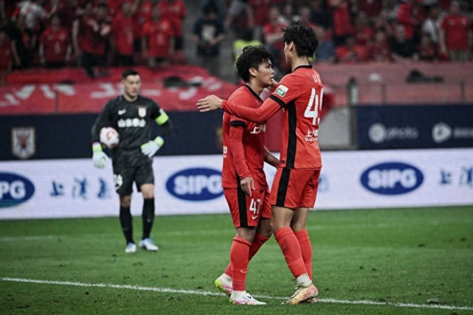 上海海港2-1逆转深圳新鹏城，延续中超不败纪录至6场