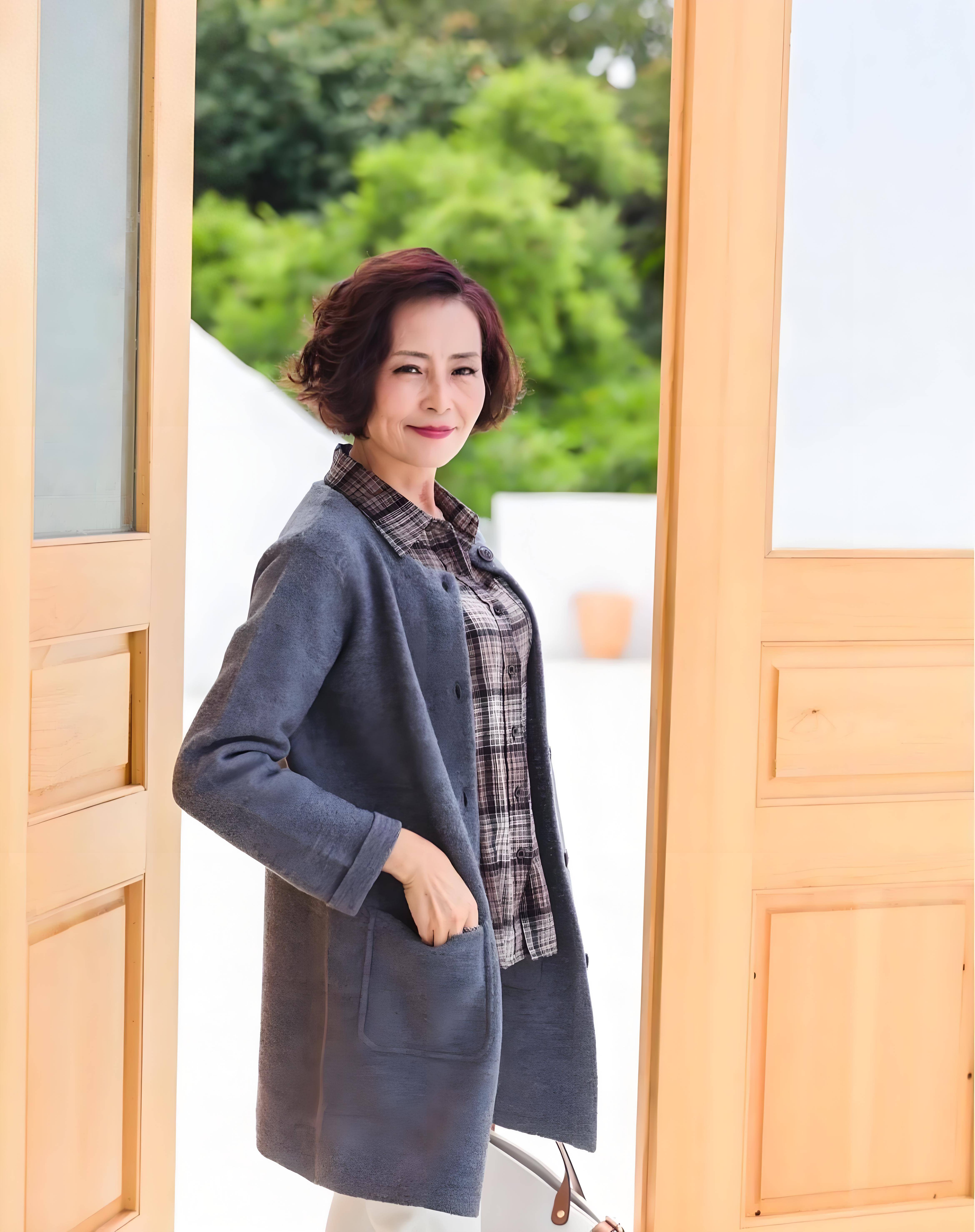 女人过了50岁,短发更显年轻,长发更有风采