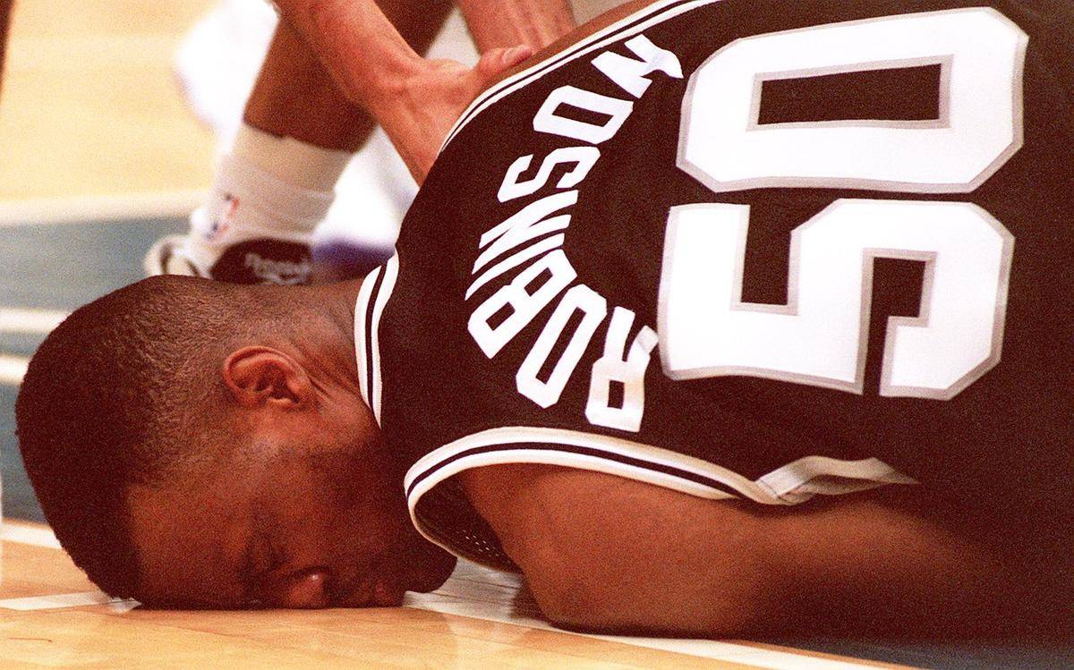 nba史上最强铁肘!卡尔·马龙的暴力美学如何重塑内线规则