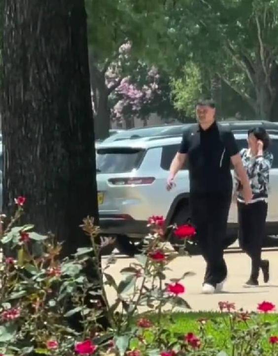 轻松度假！姚明卸任后首返休斯敦，女儿街头微笑显好奇