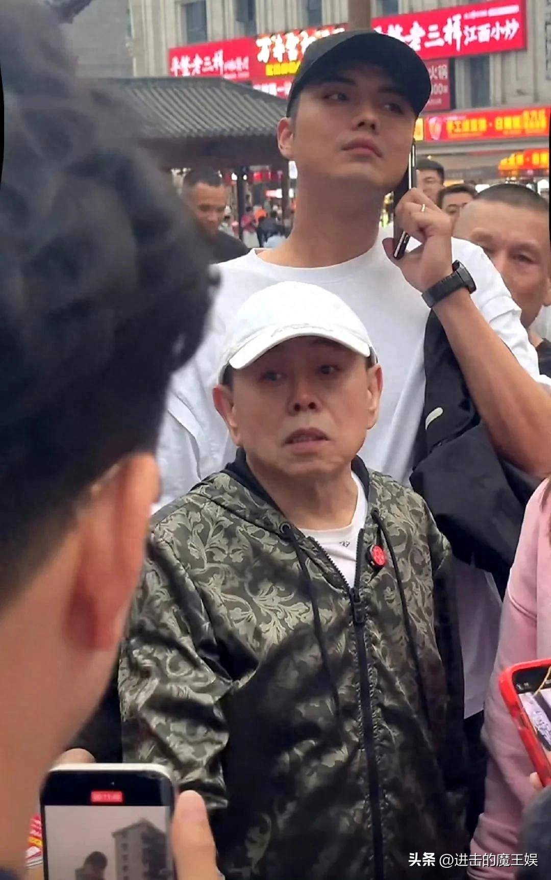 潘长江带女儿现身南昌,近照衰老很明显,网友大赞:很亲和!